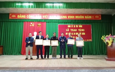 BCH Đảng ủy xã Yên Thắng tổ chức lễ trao tặng huy hiệu 45, 30 năm tuổi Đảng đợt 03/02/2025